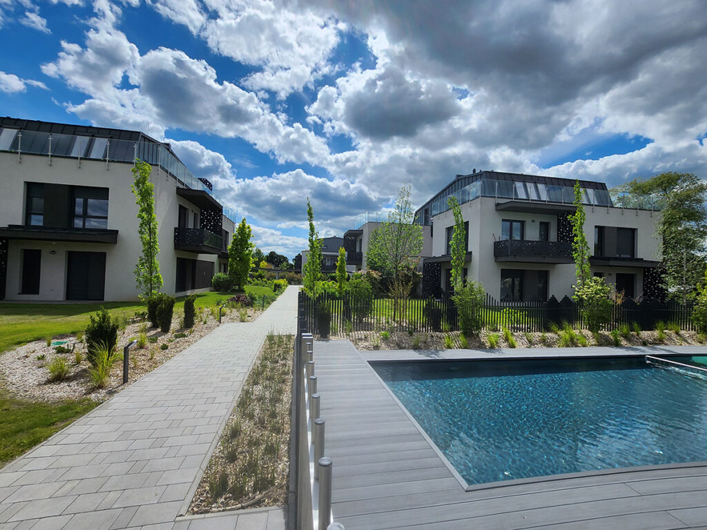 Medence és napozó terasz