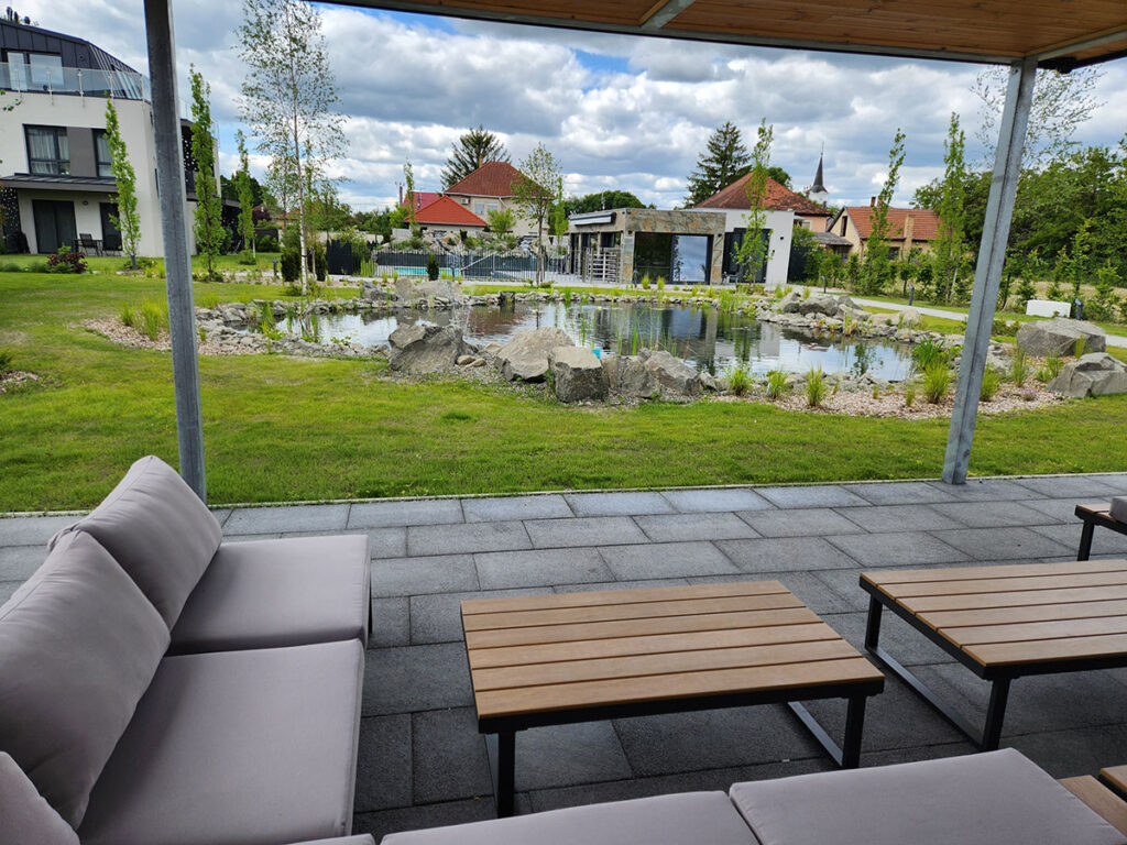 Medence és napozó terasz