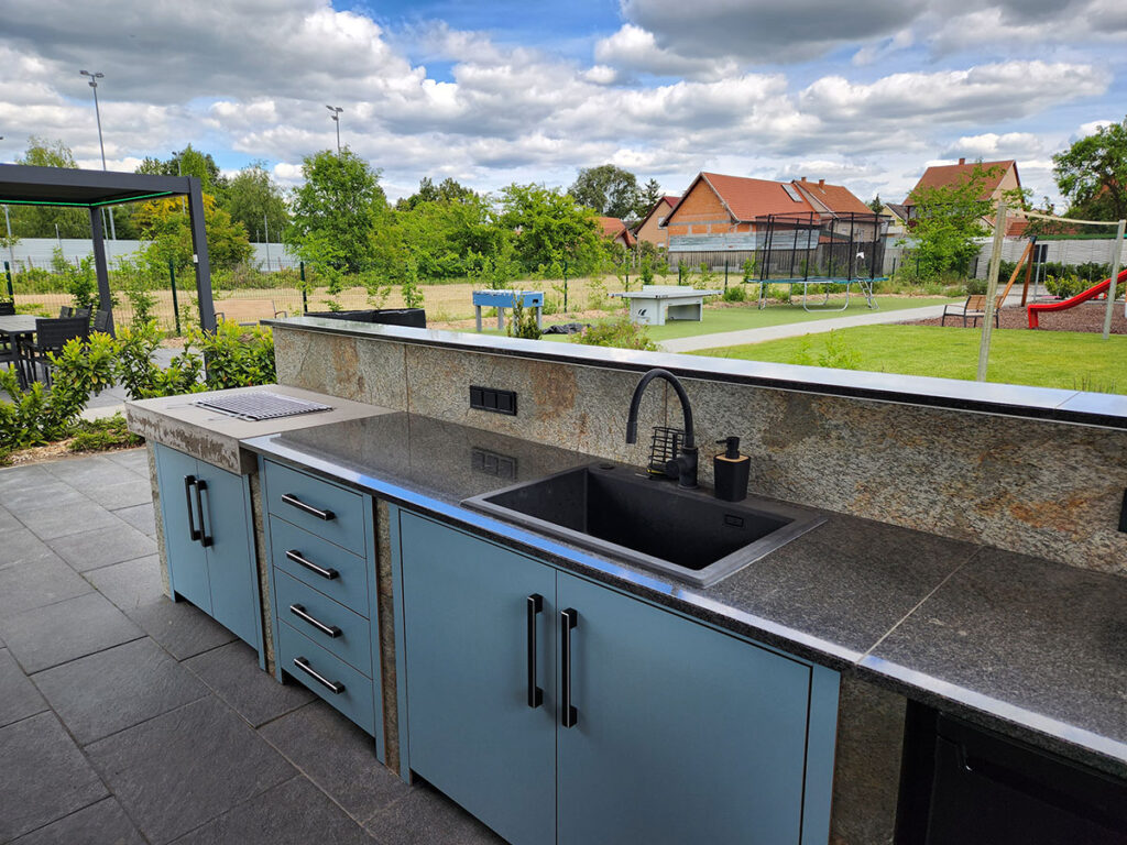 Medence és napozó terasz