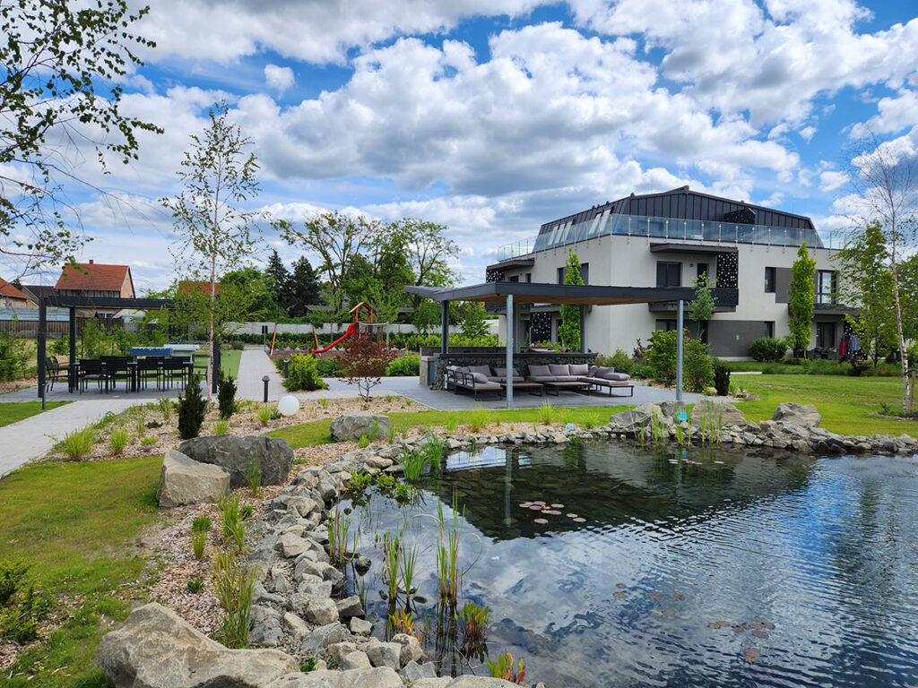 Medence és napozó terasz