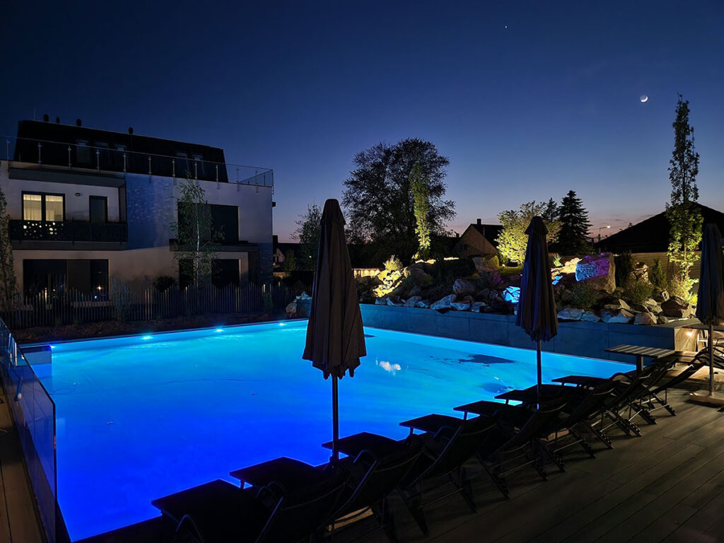 Medence és napozó terasz