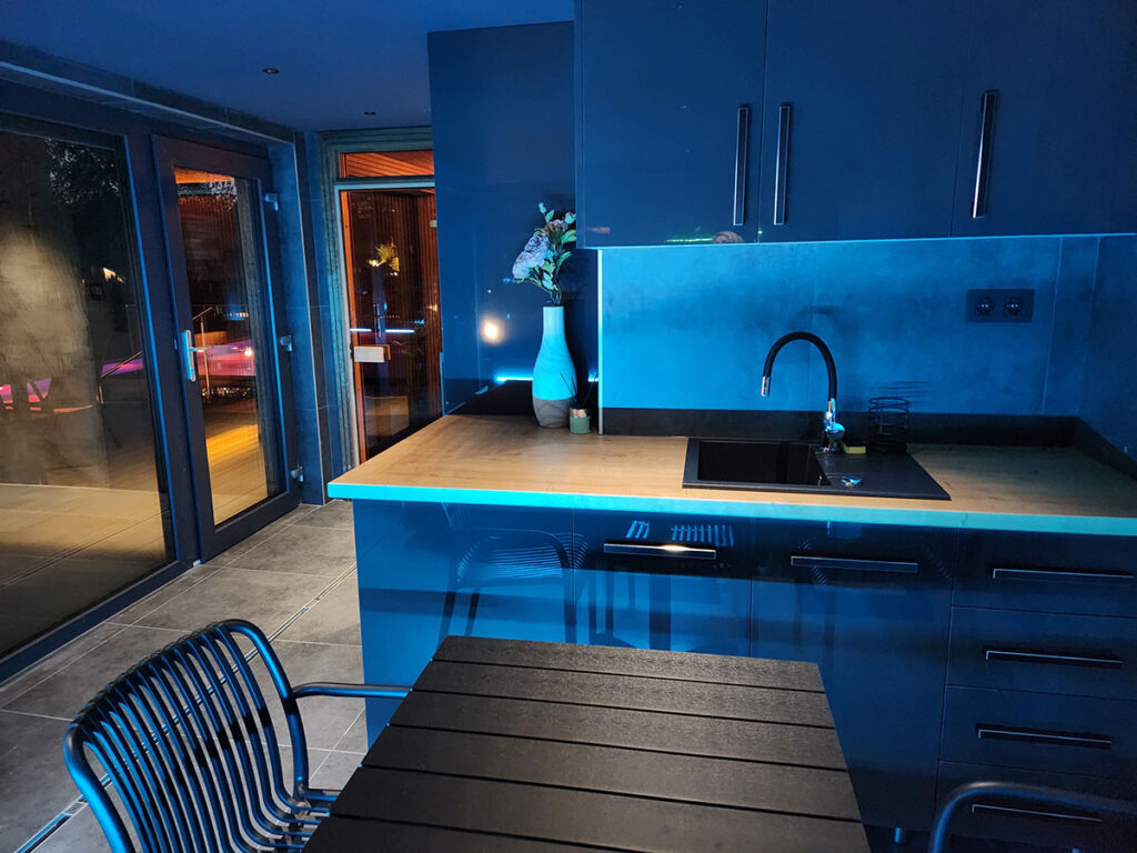 Medence és napozó terasz