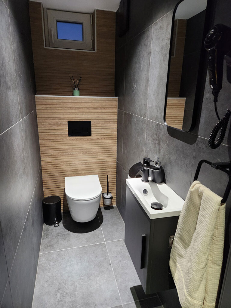 Medence és napozó terasz