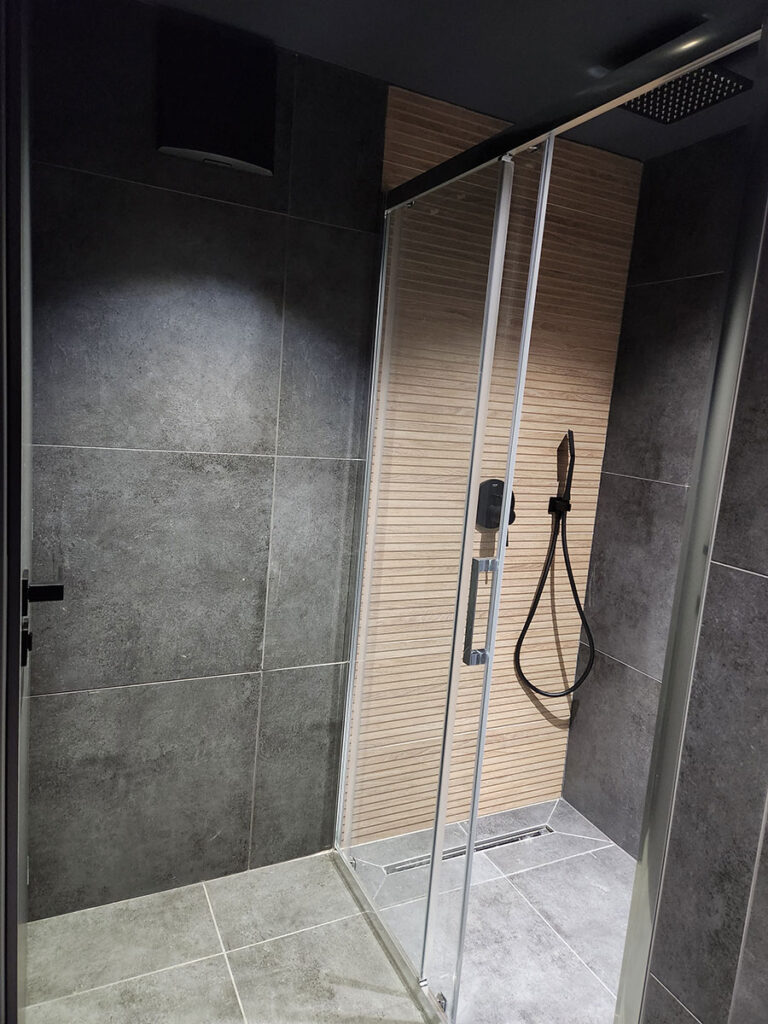 Medence és napozó terasz