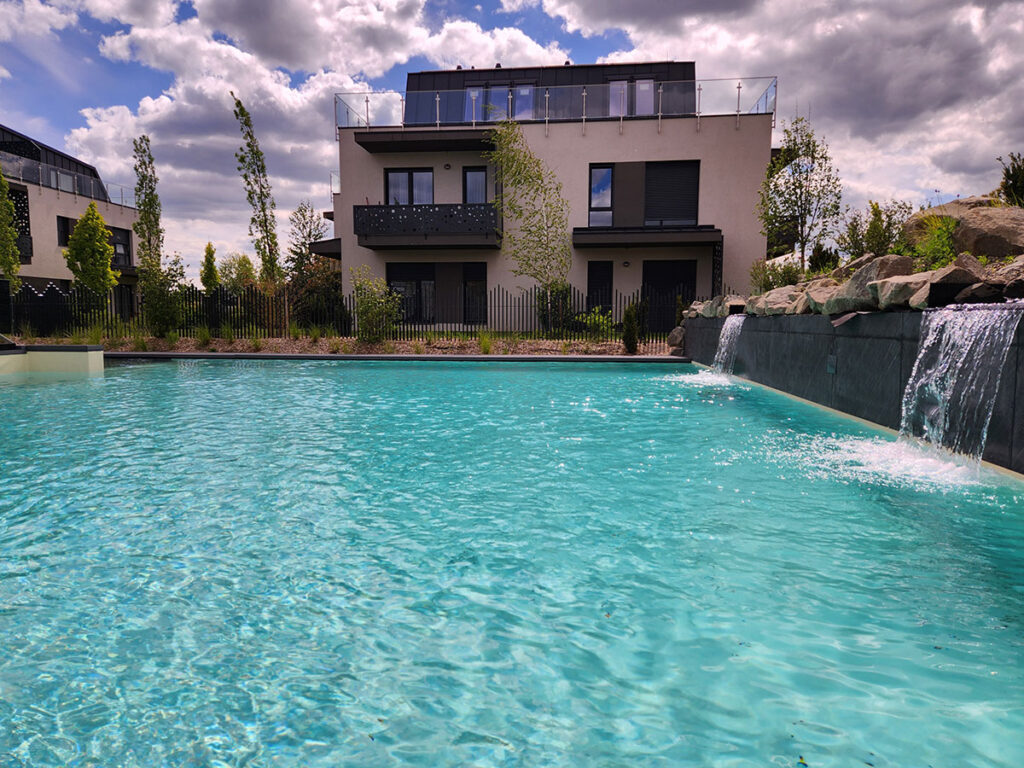 Medence és napozó terasz