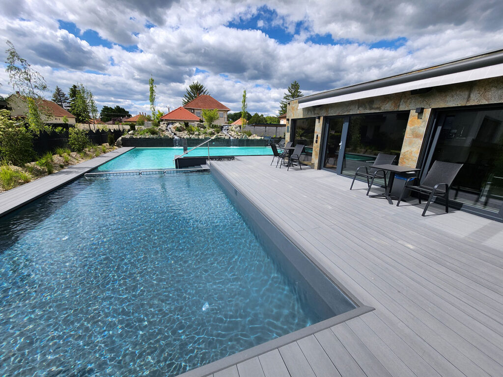 Medence és napozó terasz