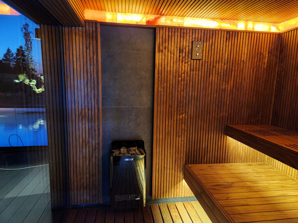 Medence és napozó terasz