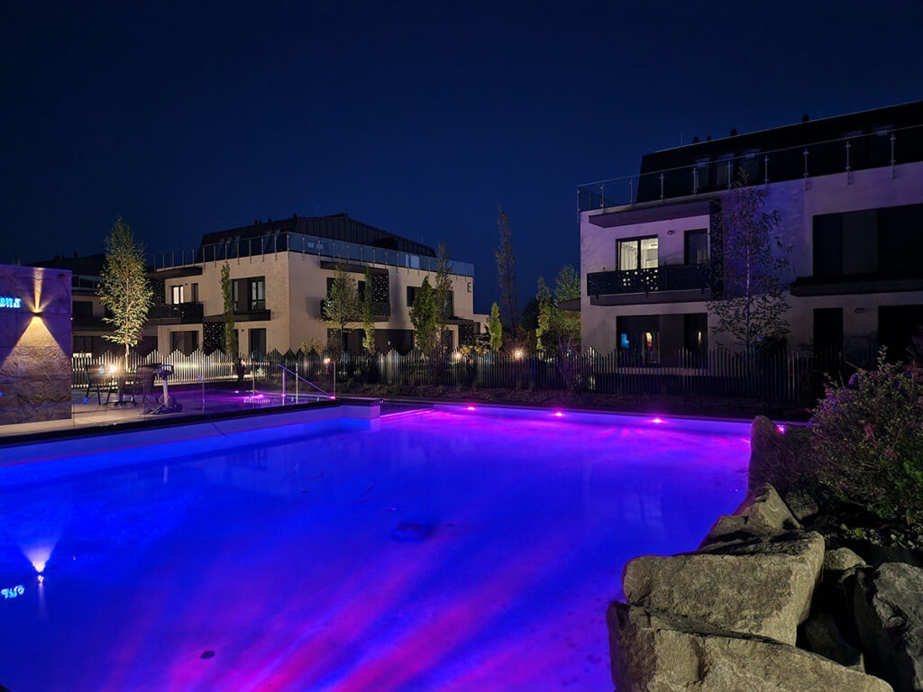 Medence és napozó terasz