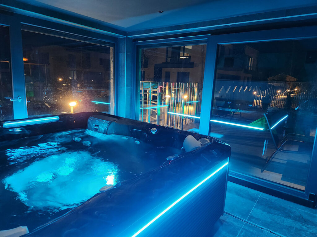 Medence és napozó terasz