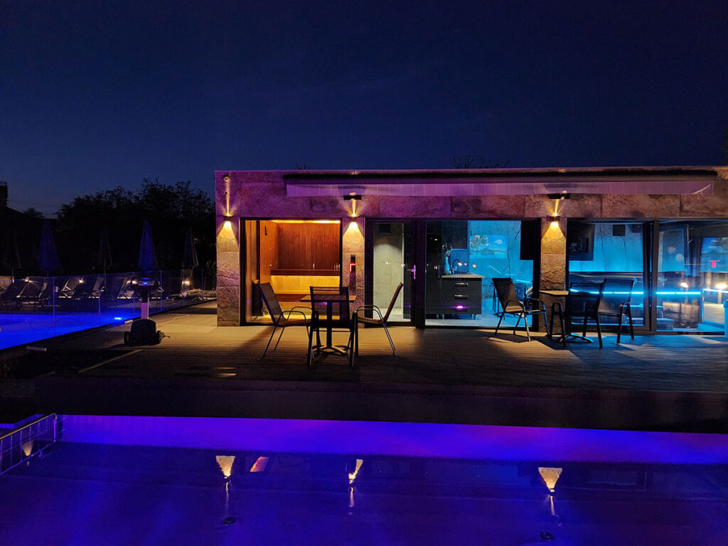 Medence és napozó terasz