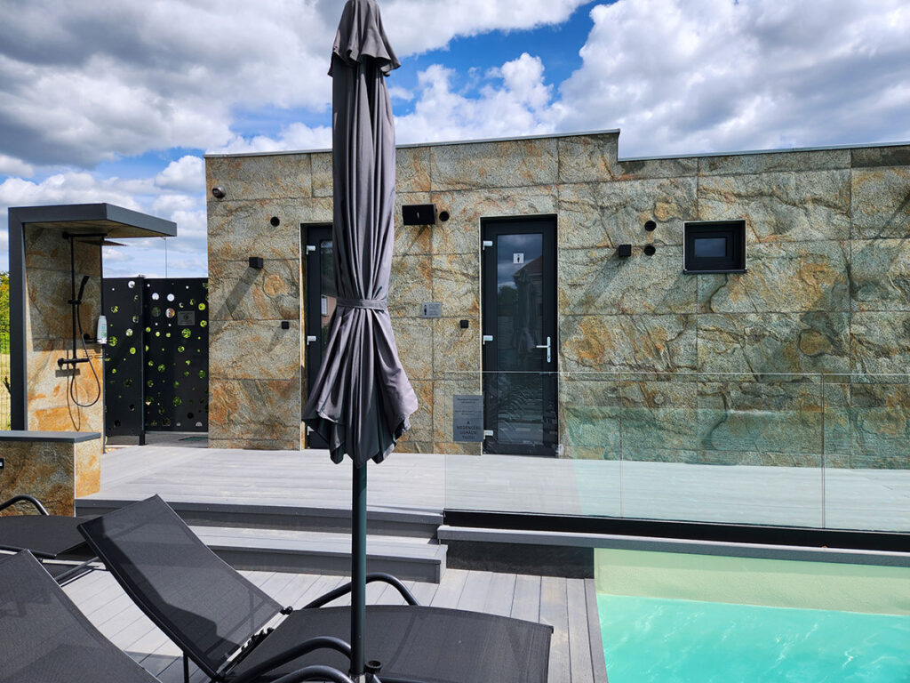 Medence és napozó terasz