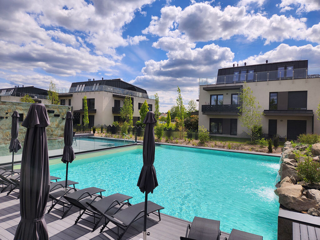 Medence és napozó terasz