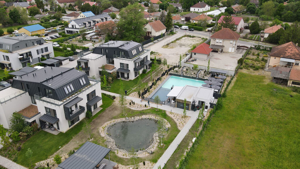 Medence és napozó terasz