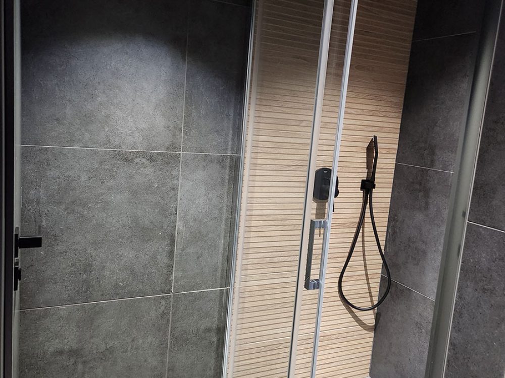 Medence és napozó terasz