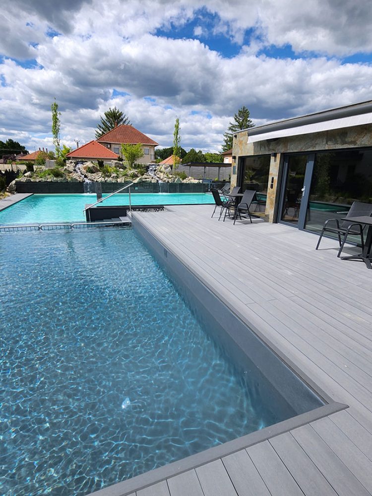 Medence és napozó terasz