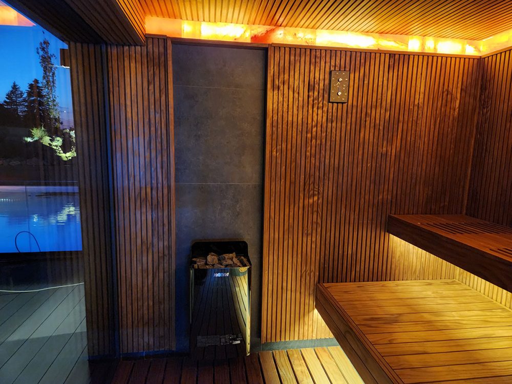 Medence és napozó terasz