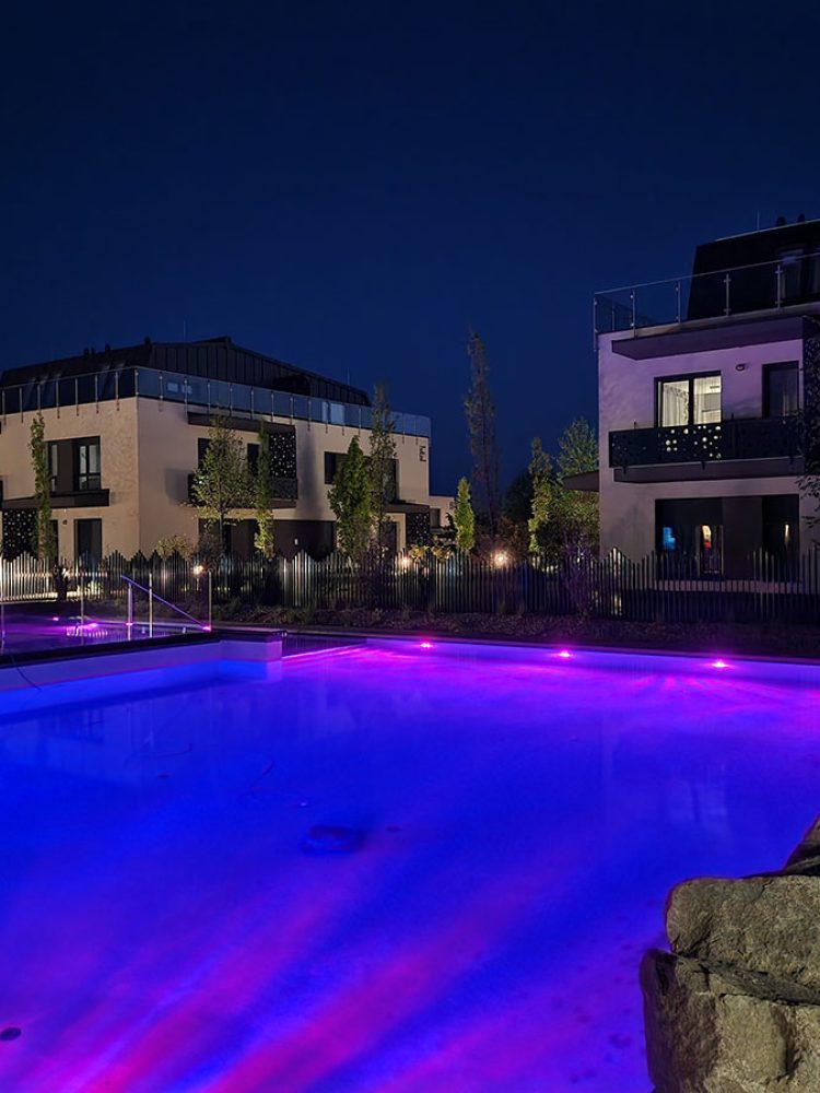 Medence és napozó terasz