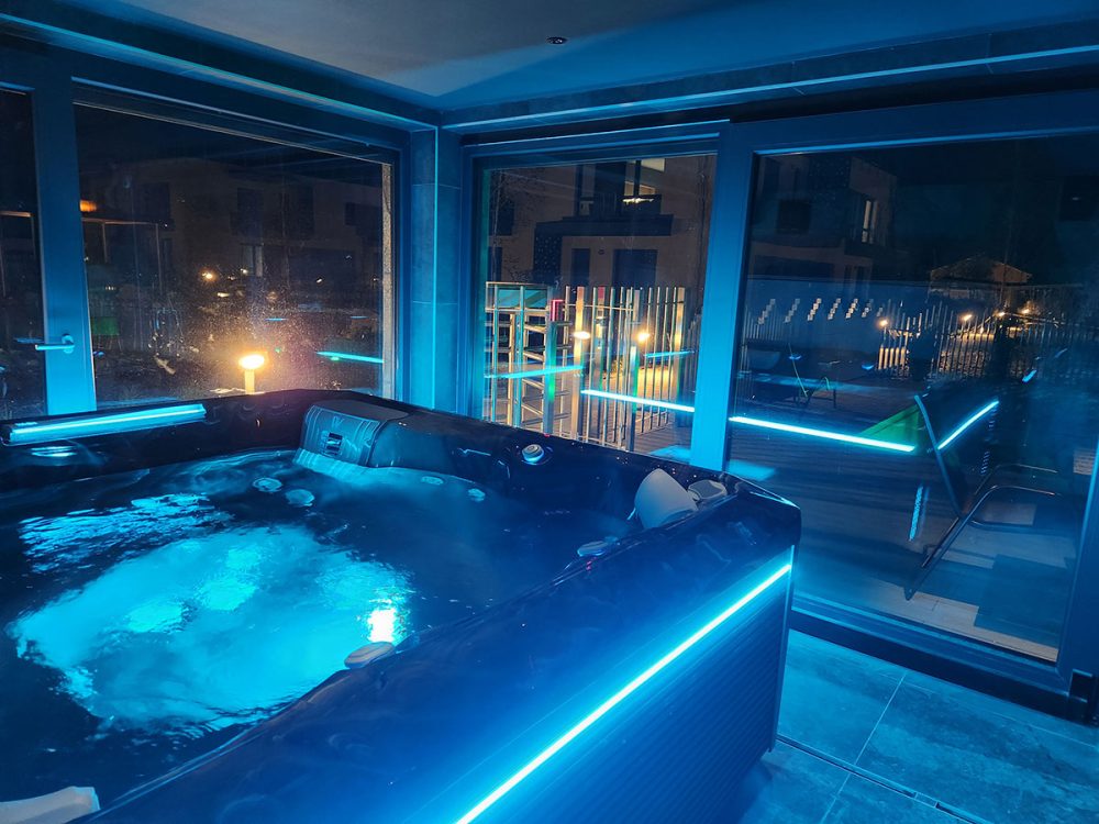 Medence és napozó terasz