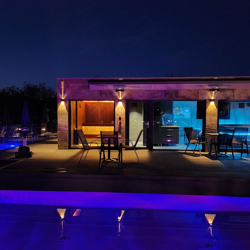 Medence és napozó terasz